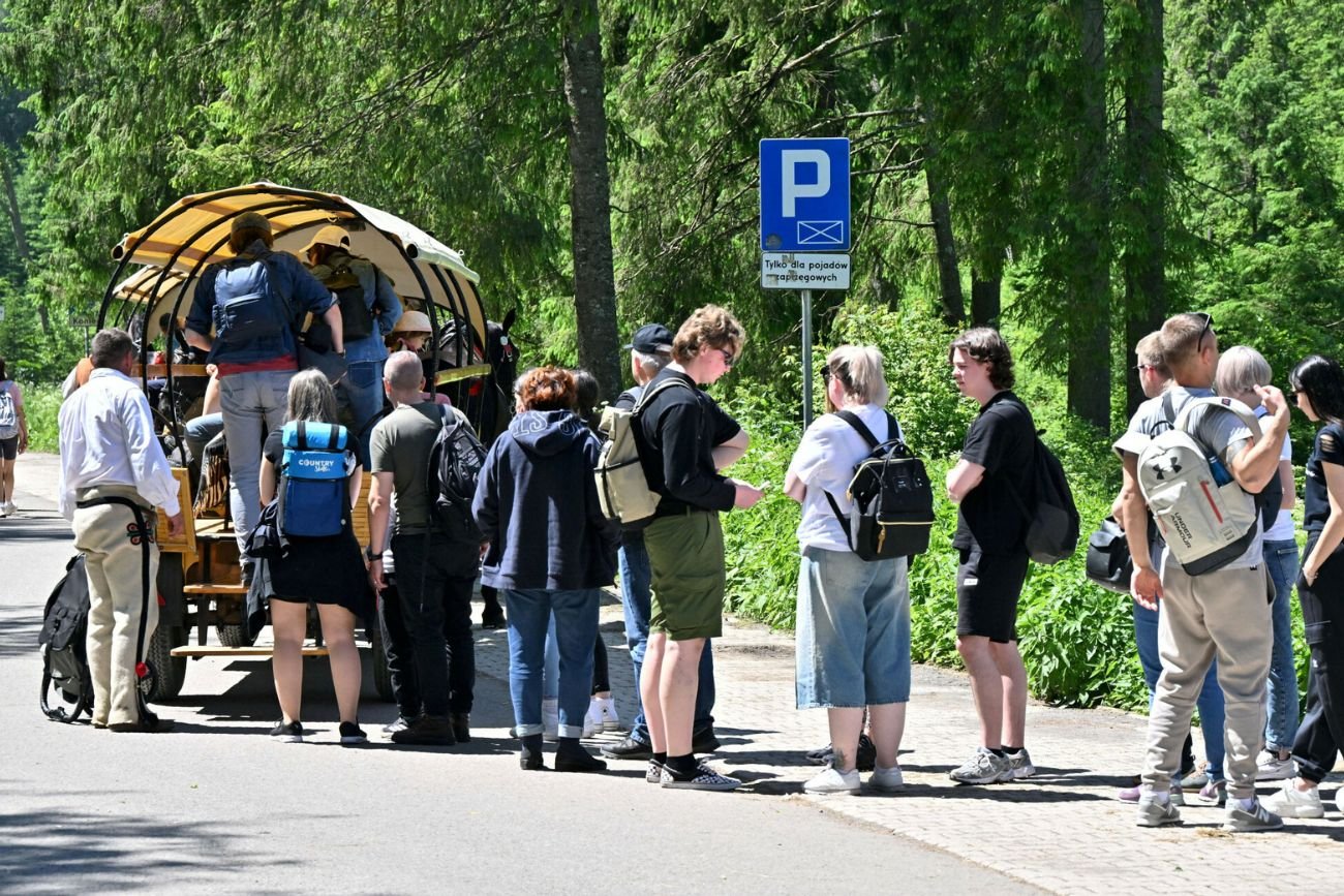 Zamknął drogę do Morskiego Oka. Nie przejadą zaprzęgi. Trzeba będzie iść innym szlakiem