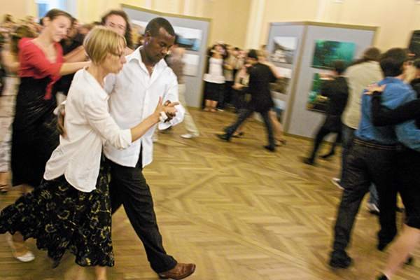 Obcokrajowcy na zakończeniu wakacyjnego kursu języka polskiego w Warszawie