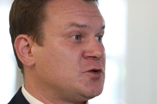 Dominik Tarczyński twierdzi, że wpis Donalda Tuska o strategii PiS pojawił się również w wersji angielskiej.