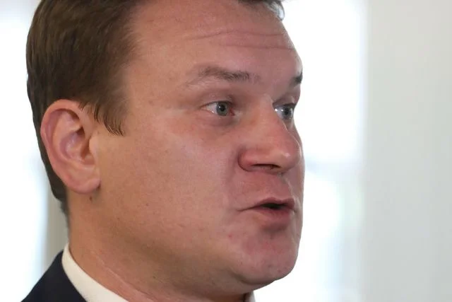 Dominik Tarczyński twierdzi, że wpis Donalda Tuska o strategii PiS pojawił się również w wersji angielskiej.