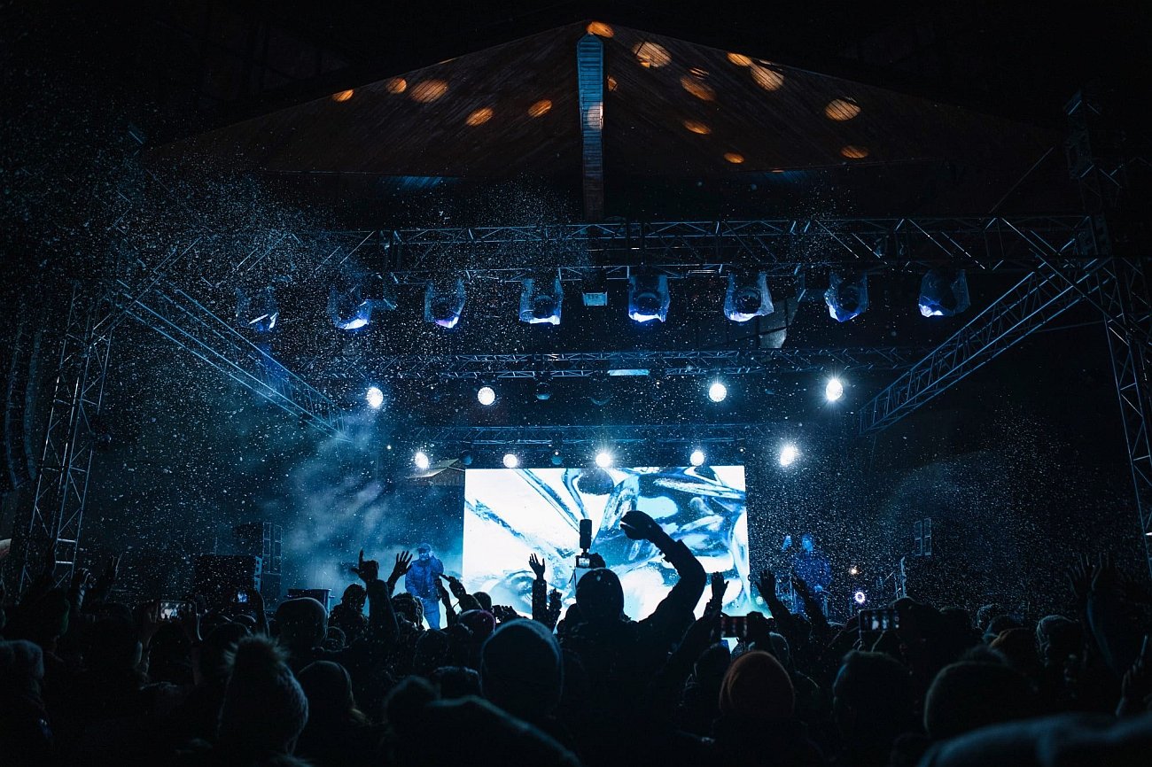 SNOWFEST 2022 POWERED BY TAURON to kolejna edycja święta muzyki oraz sportu.  Największe wydarzenie sezonu zimowego odbędzie się na początku marca w zimowej stolicy Polski – Szczyrku