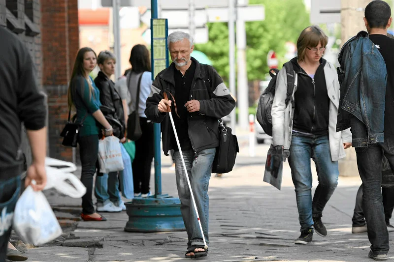 Niewidomy bydgoszczanin Marek Andraszewski prowadzi projekt "Nie przeszkadzaj niewidomym". Apeluje, by nie szarpać niewidomych, nie ciągnąć ich, ale spytać, czy nie potrzebują pomocy, podejść i powiedzieć, jak autobus nadjeżdża itp.