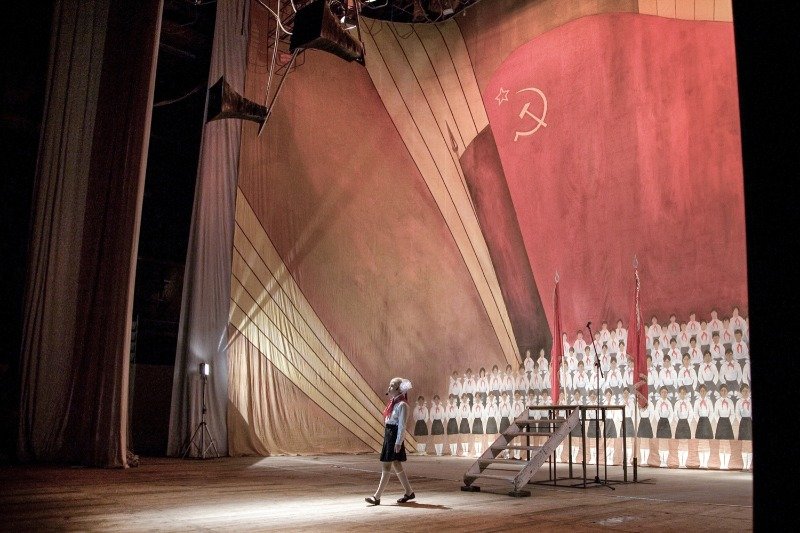 Na warszawskiej wystawie możemy zobaczyć zdjęcia Justyny Mielnikiewicz z Ukrainy
.
Listopad 2008 r., Symferopol  Varvara Nikołajenko na scenie, w roli pionierki podczas premiery sztuki „Drogi Stalina”, która upamiętnia ofiary Wielkiego Głodu (sztucznie wy