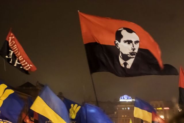 Flaga z wizerunkiem Stepana Bandery na marszu ukraińskich nacjonalistów