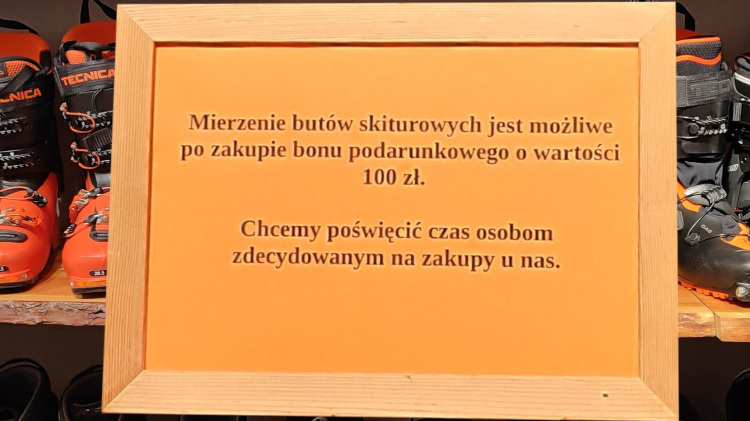 Sklep chce 100 zł za przymierzenie butów. Takie są reakcje internautów 100 zł za przymierzenie butów. Nietypowa opłata w sklepie turystycznym