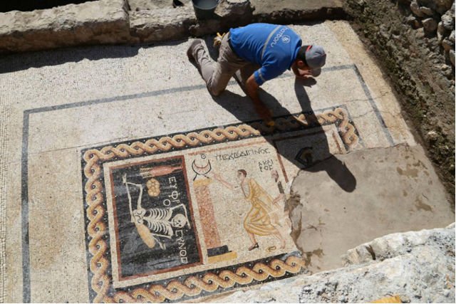 Mem składał się z trzech obrazków, do naszych czasów przetrwały dwa