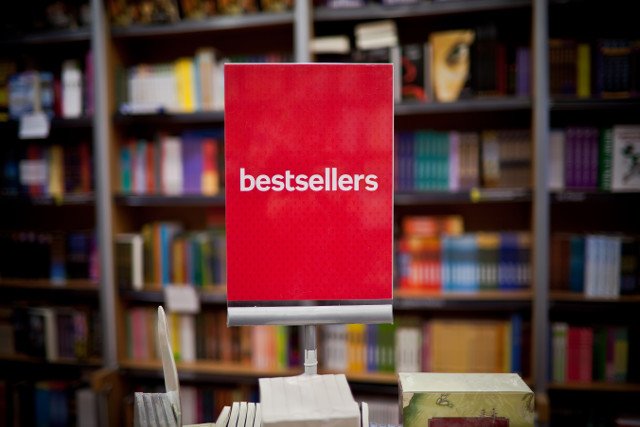 Księgarnie opanowały książki "lekkie, łatwe i przyjemne", za to ze świecą można szukać klasyków literatury.