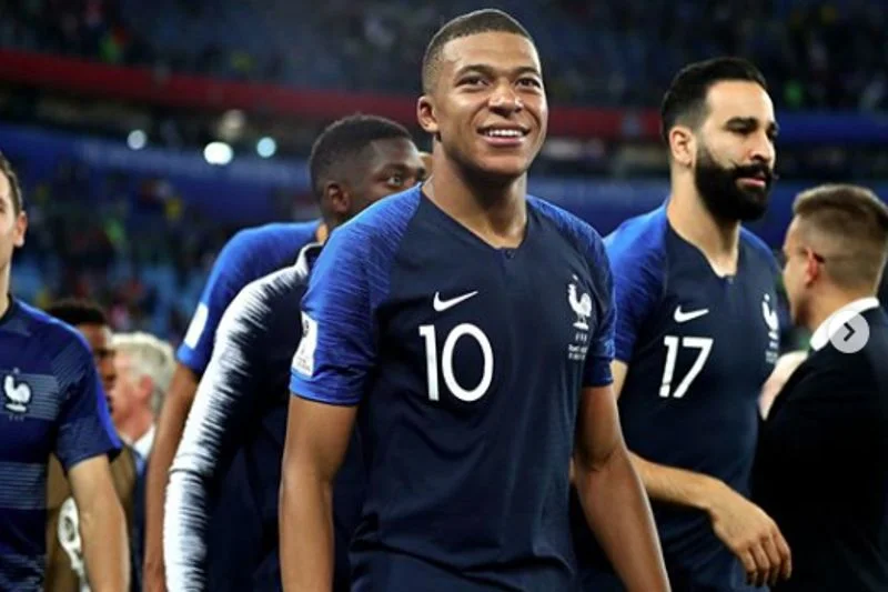 Historia Kyliana Mbappe nadaje sie na książkę z niesamowitym happy endem.
