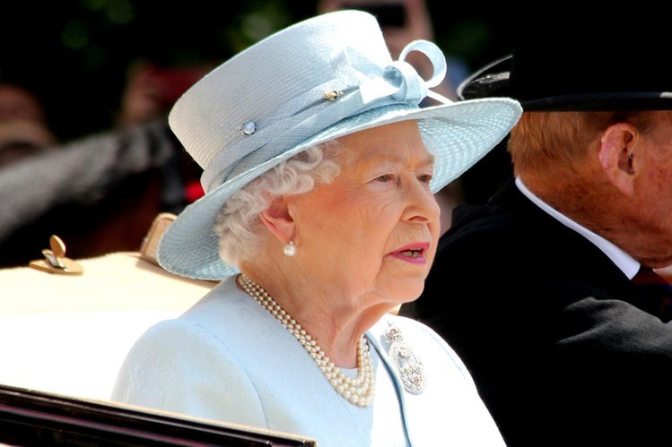 Księżna Meghan i książę Harry rozczarowali rodzinę królewską swoją decyzją.