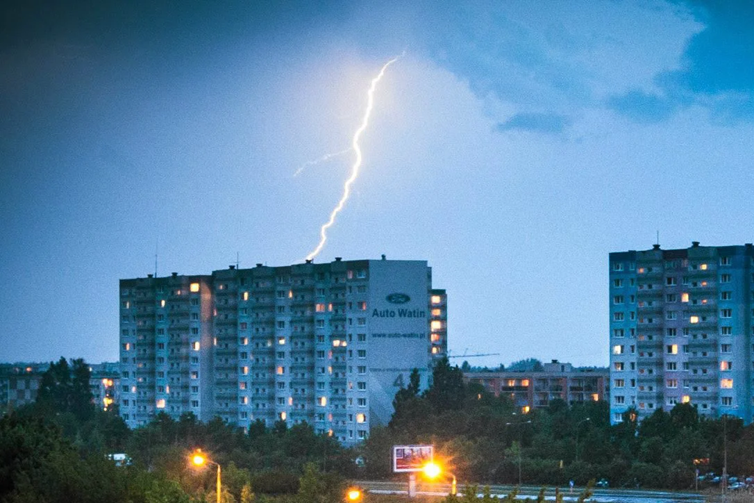 Instytut Meteorologii i Gospodarki Wodnej ostrzega przed burzami i opadami deszczu.