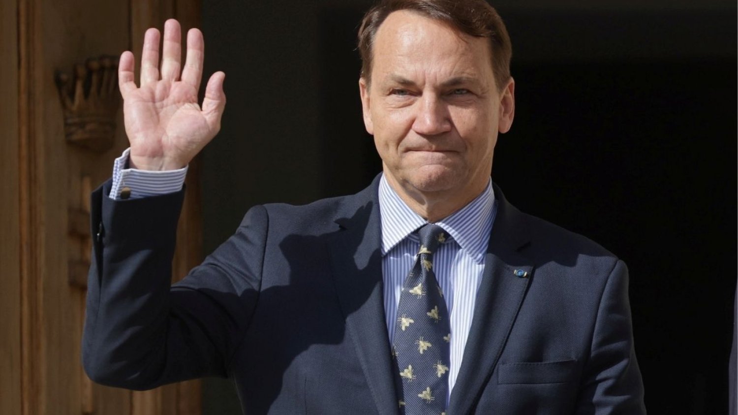 Dziennikarz wytknął to Sikorskiemu. Cięta riposta szefa MSZ. Krawat Sikorskiego w centrum uwagi. Szef MSZ odpowiedział dziennikarzowi.