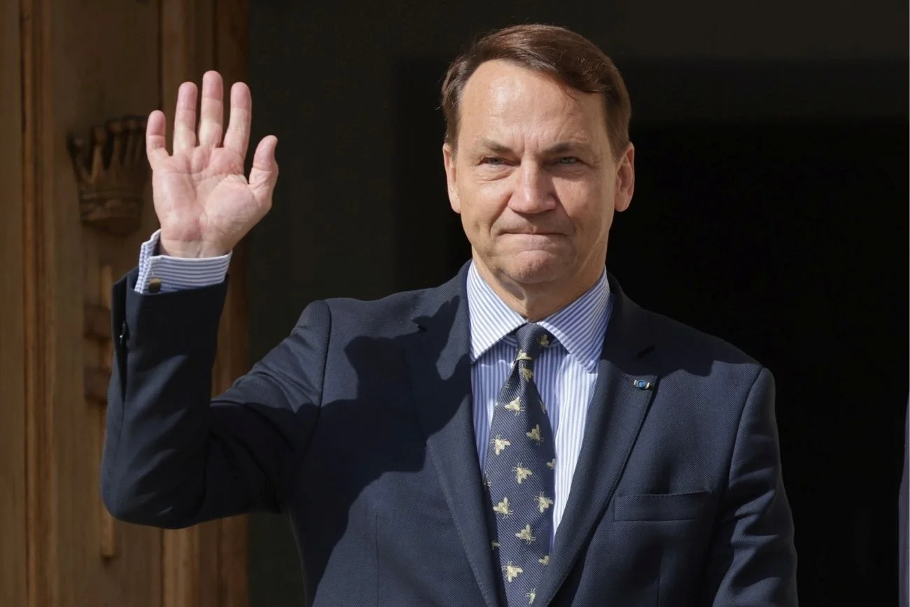Dziennikarz wytknął to Sikorskiemu. Cięta riposta szefa MSZ. Krawat Sikorskiego w centrum uwagi. Szef MSZ odpowiedział dziennikarzowi.
