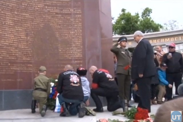 W sobotę motocykliści z klubu Nocne Wilki złożyli kwiaty pod wiedeńskim pomnikiem, który upamiętnia poległych podczas II wojny światowej czerwonoarmistów
