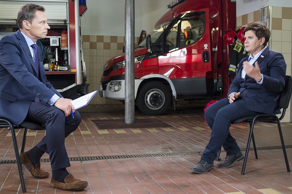 Wypucowany wóz strażacki w tle konferencji premier Beaty Szydło stanie się symbolem, że dla rządzących ważniejszy jest PR, niż rozwiązywanie problemów Polaków.