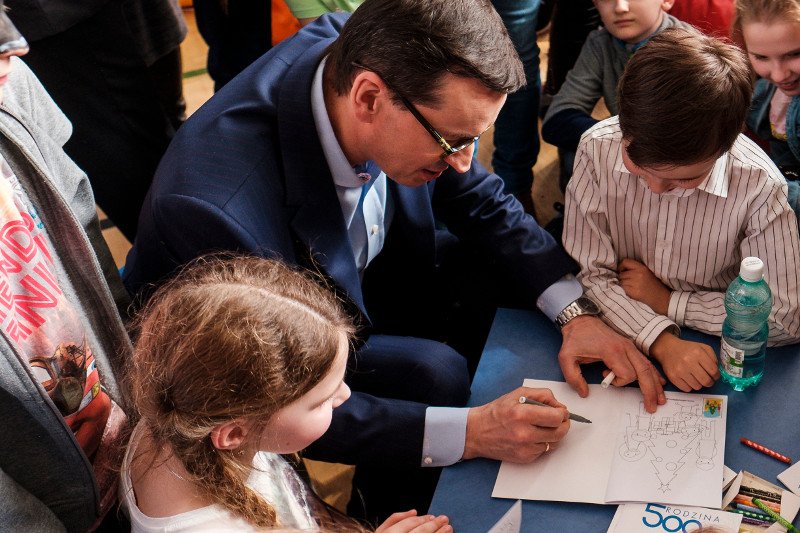 Premier Mateusz Morawiecki na Dzień Dziecka podpisał rozporządzenie w związku z wyprawką szkolną dla dzieci.