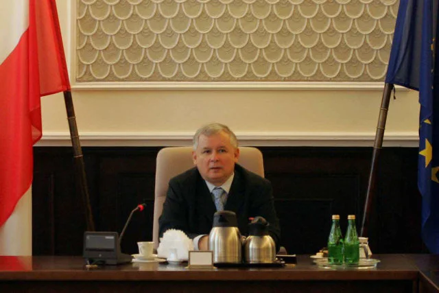 Premier Jarosław Kaczyński podczas ostatniego posiedzenia rządu PiS w listopadzie 2007 roku)