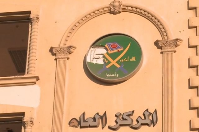 Logo Bractwa Muzułmańskiego na jednym z egipskich budynków