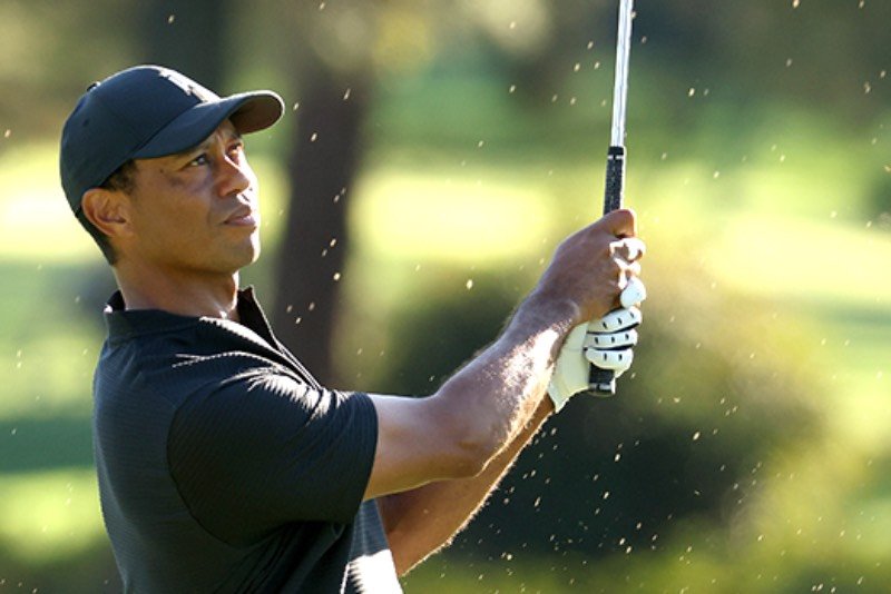 Tiger Woods miał wypadek. Został poważnie ranny.