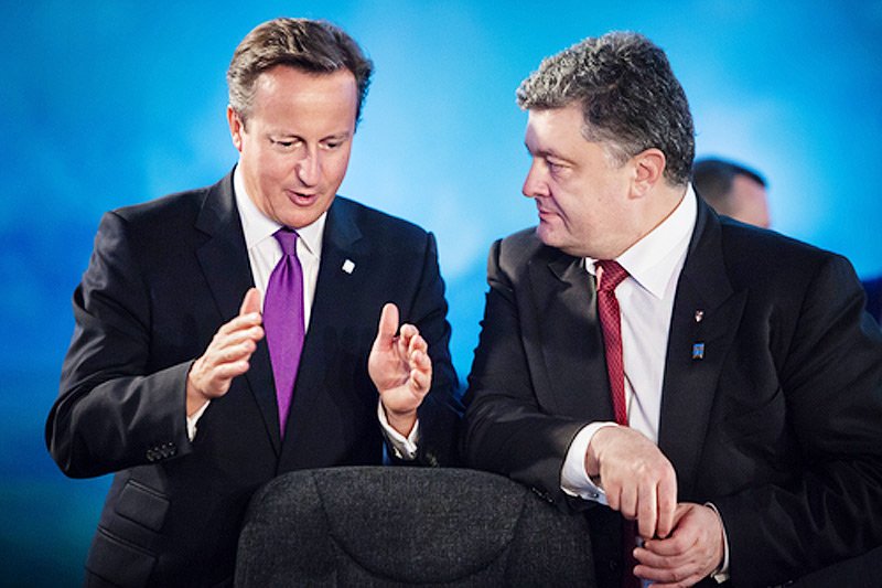 Premier Wielkiej Brytanii David Cameron i prezydent Ukrainy Petro Poroszenko na szczycie NATO w Newport.