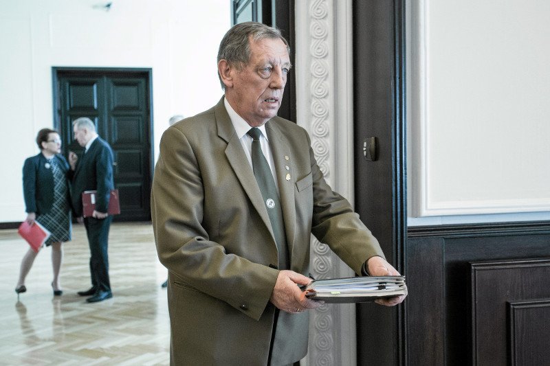 Jan Szyszko przyznał ponad 6 mln złotych dotacji na portal multimedialny puszcza.tv fundacji, na czele której stoi Grzegorz Tomaszewski - jeden z kuzynów Jarosława Kaczyńskiego.