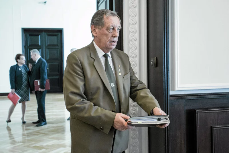 Jan Szyszko przyznał ponad 6 mln złotych dotacji na portal multimedialny puszcza.tv fundacji, na czele której stoi Grzegorz Tomaszewski - jeden z kuzynów Jarosława Kaczyńskiego.