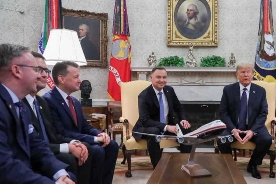Internauci komentują buty ministra Błaszczaka w Białym Domu podczas wizyty Andrzeja Dudy u Donalda Trumpa.