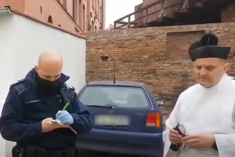 Ksiądz przesłuchiwał policjantów w czasie interwencji.