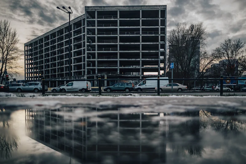 Urbex w Warszawie. Szkielet przy zbiegu Sobieskiego i Sikorskiego