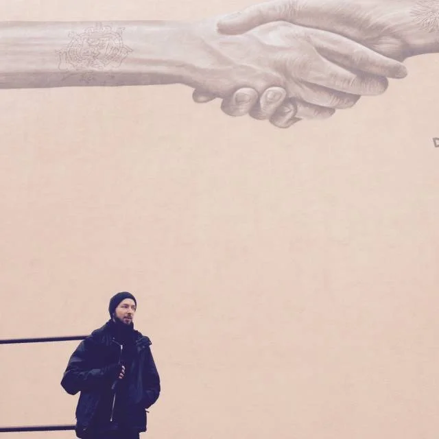 NOIR Artist na tle swojej pracy. Belgijski mural na warszawskiej Ochocie