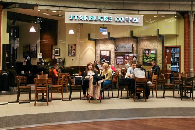 Sieć Starbucks może mieć problemy w związku z oskarżeniem o oszukiwanie klientów.