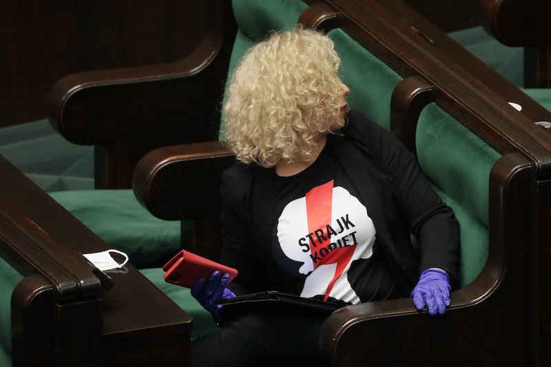 Posłanka Katarzyna Kotula (Lewica) w koszulce Strajku Kobiet, który protestuje przeciwko dalszemu ograniczaniu prawa do przerywania niechcianej ciąży.