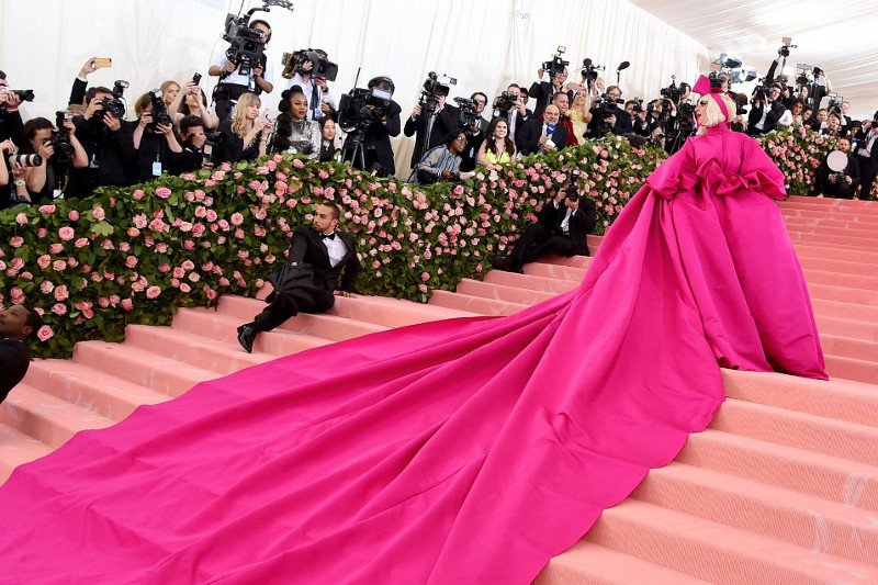 Lady Gaga pozowanie na MET Gali 2019 rozpoczęła ubrana w spektakularną różową suknię.