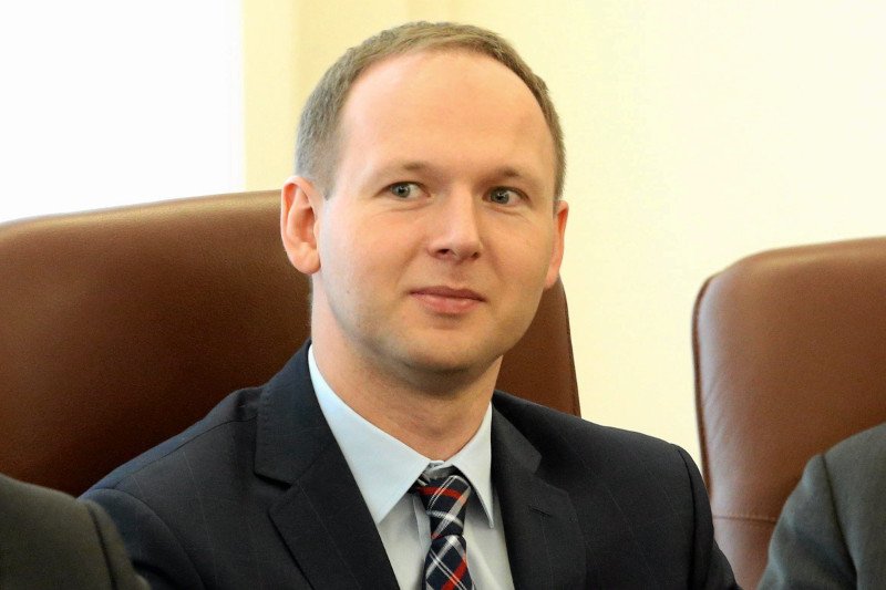 Markowi Chrzanowskiemu, skompromitowanemu szefowi KNF, grożą również konsekwencje na uczelni.