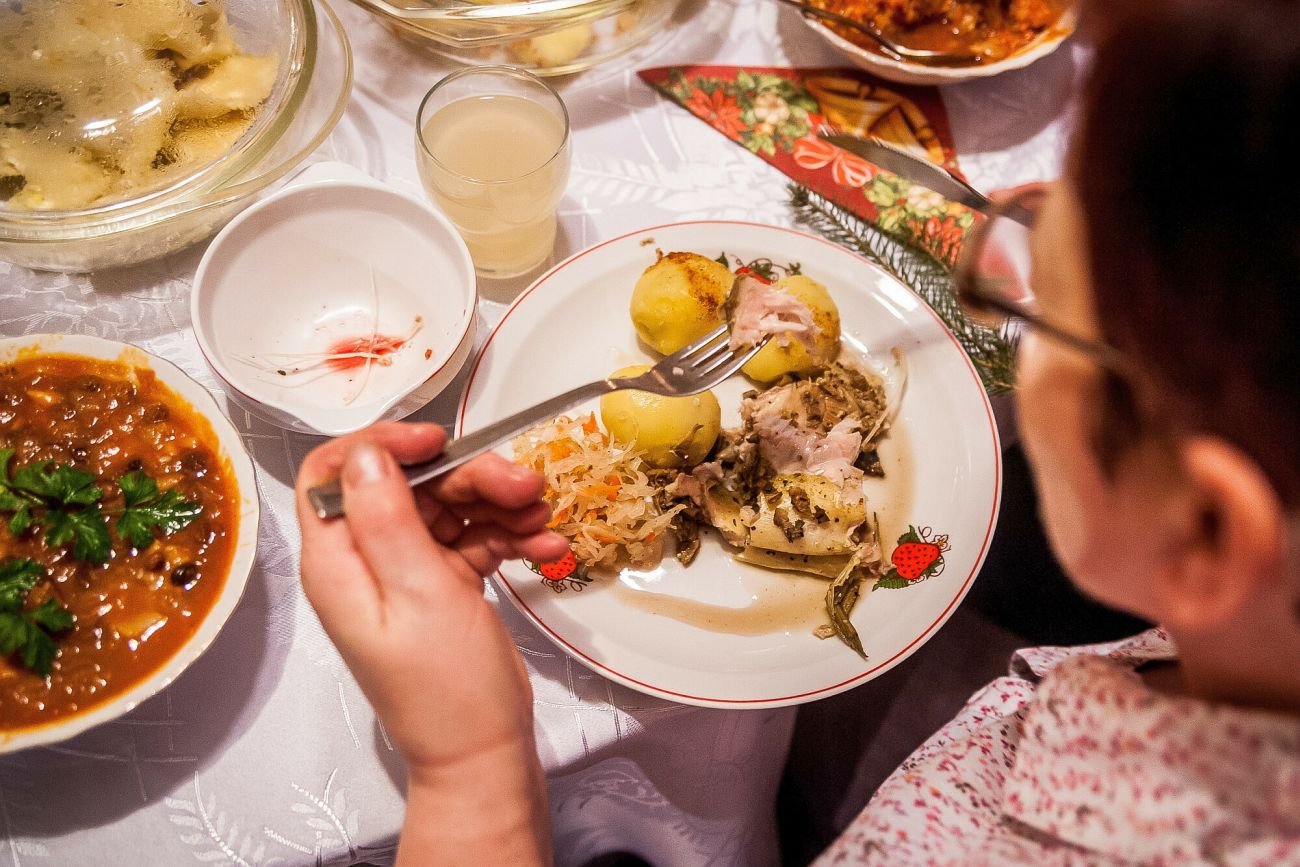 Polacy w święta jedzą "na zapas". Liczba spożytych kalorii robi wrażenie. Polacy w święta jedzą "na zapas". Liczba spożytych kalorii robi wrażenie.
