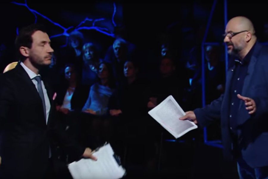 Dawid Łukomski rapował w "Polsat News" o "bandytach w mundurach". Nie wytrzymwał tego były funkcjonariusz KGP, który zagroził wyjściem ze studia.