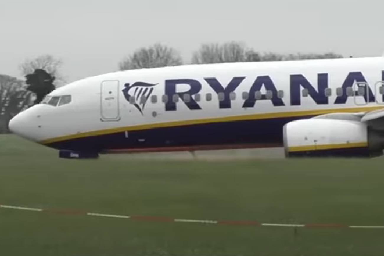 Awaria podwozia samolotu Ryanair w Irlandii. Na nagraniu widać iskry