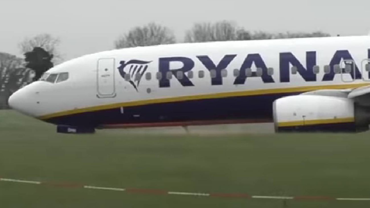 Awaria podwozia samolotu Ryanair w Irlandii. Na nagraniu widać iskry