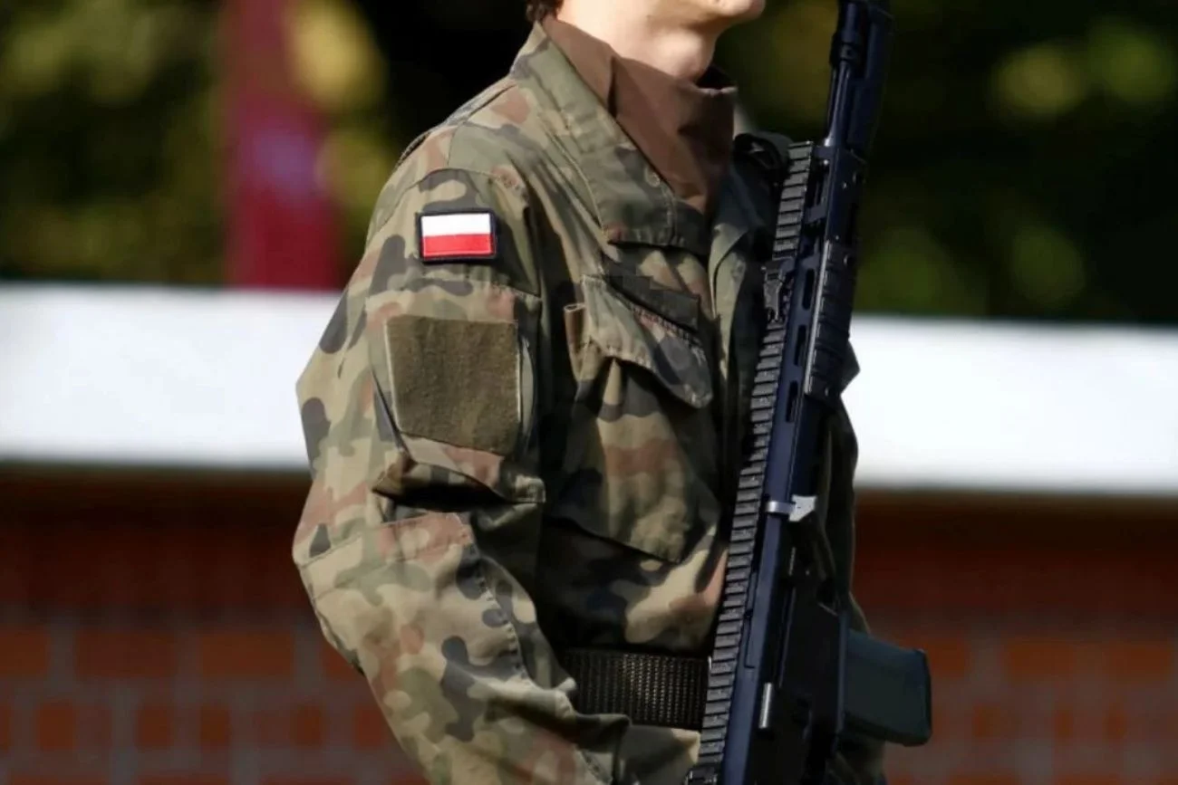 Pijany żołnierz strzelał do cywilów. Został zawieszony i usłyszał zarzuty. Żołnierz miał we krwi blisko 2 promile alkoholu i strzelał do cywilów. Usłyszał zarzuty.