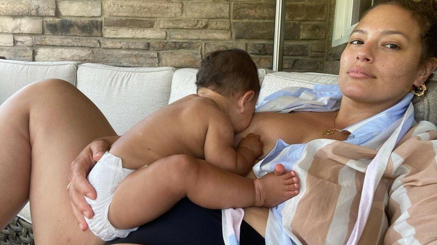 ciało po ciąży, ciało po porodzie Ashley Graham karmi piersią dziecko