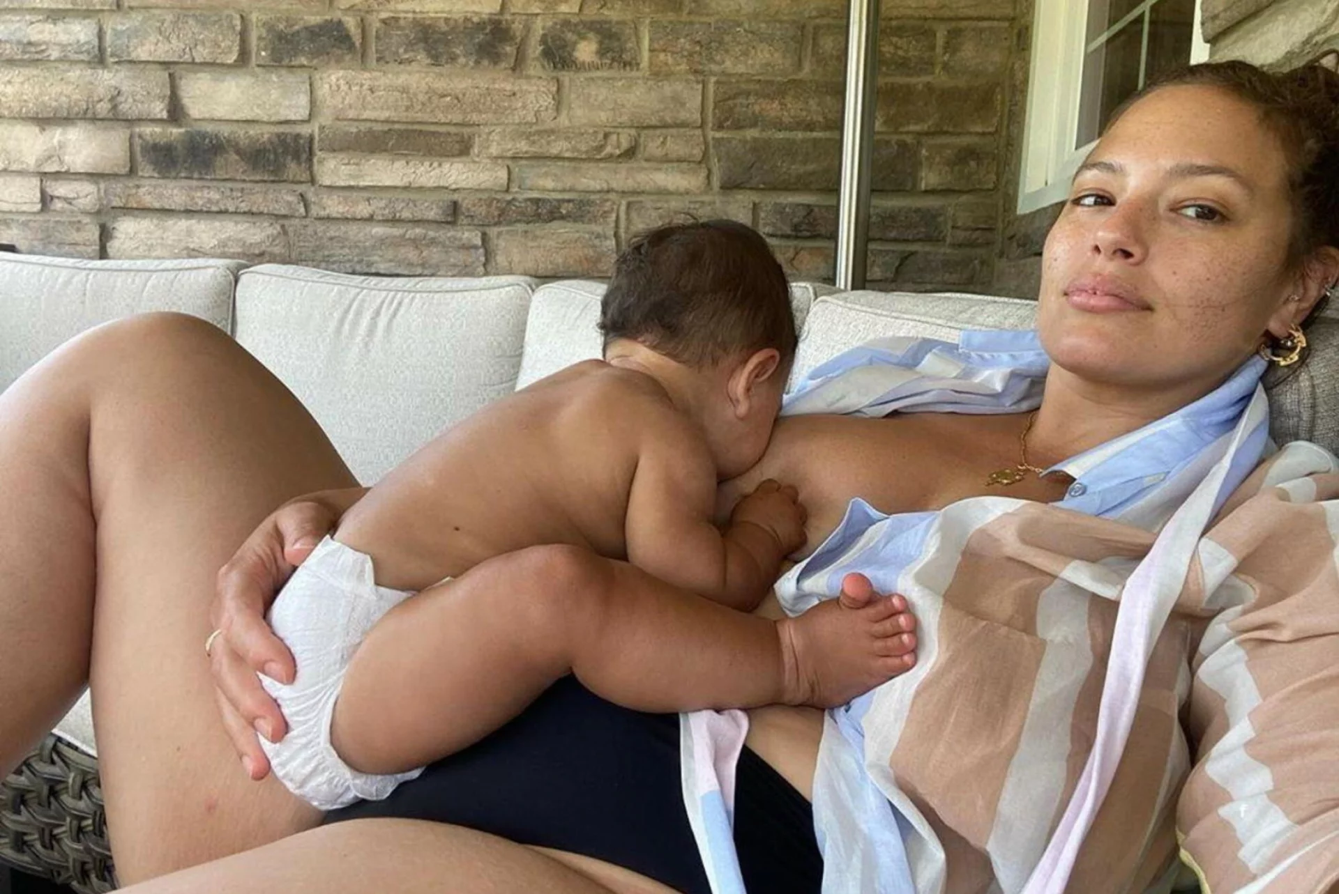 ciało po ciąży, ciało po porodzie Ashley Graham karmi piersią dziecko
