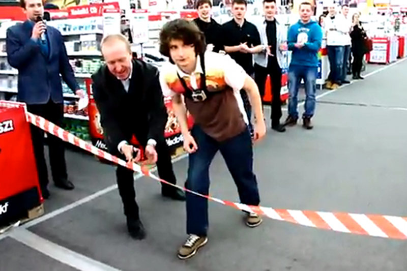 19-letni zwycięzca promocji "Bierz co chcesz" miał 150 sekund na darmowe zakupy w Media Markt. Zebrał towar o wartości ponad 250 tysięcy złotych.