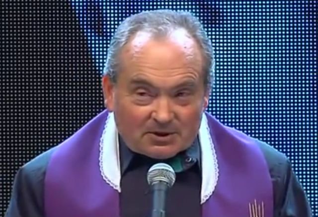 Egzorcyzmy przed Pałacem Prezydenckim odprawił ks. Stanisław Małkowski.