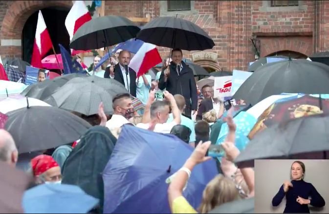 Rafał Trzaskowski podczas wiecu wyborczego w Toruniu.