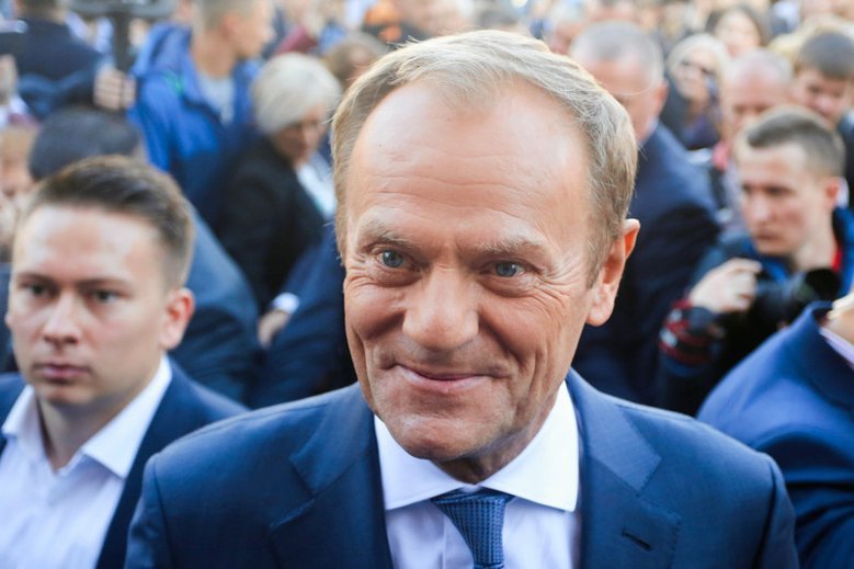 Donald Tusk pokazał pierwsze egzemplarze swojej książki Szczerze, która ukaże się 12 grudnia.