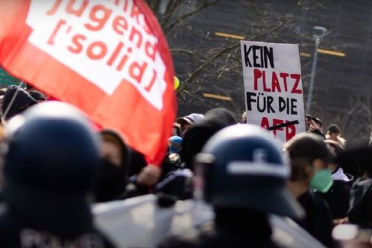 Demonstracje przeciw AfD w Niemczech. Ostre starcia z policją, są ranni.