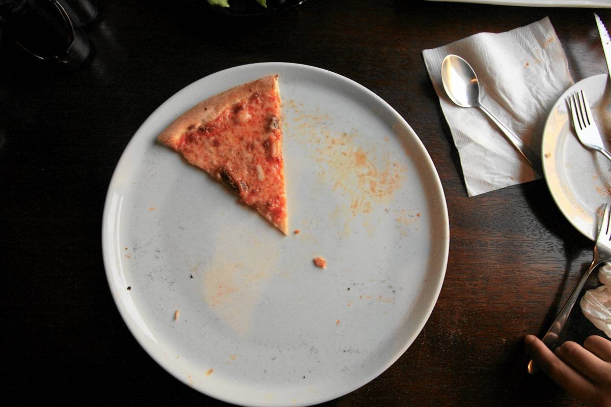 Marzec 2011, Warszawa. Pizza "Bunga Bunga" w pizzerii Non Solo.