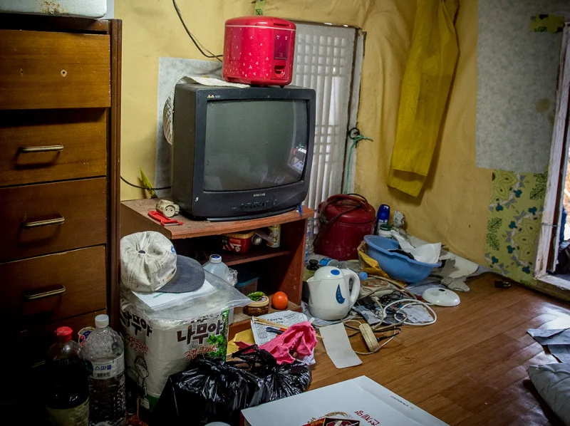 Koreańczyk niespecjalnie przejmuje się nieporządkiem w domu.