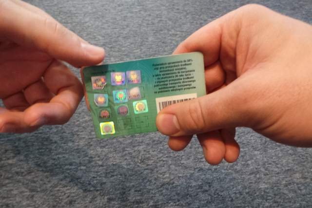 W sieci kwitnie handel naklejkami na legitymacje studenckie.