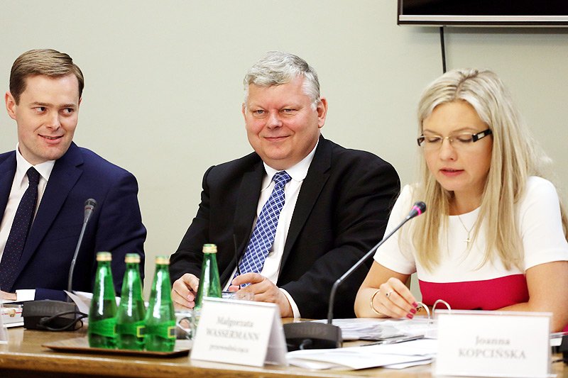 Poseł PiS Marek Suski kolejny raz ośmieszył się próbując przesłuchać świadka na sejmowej komisji śledczej ds. Amber Gold.