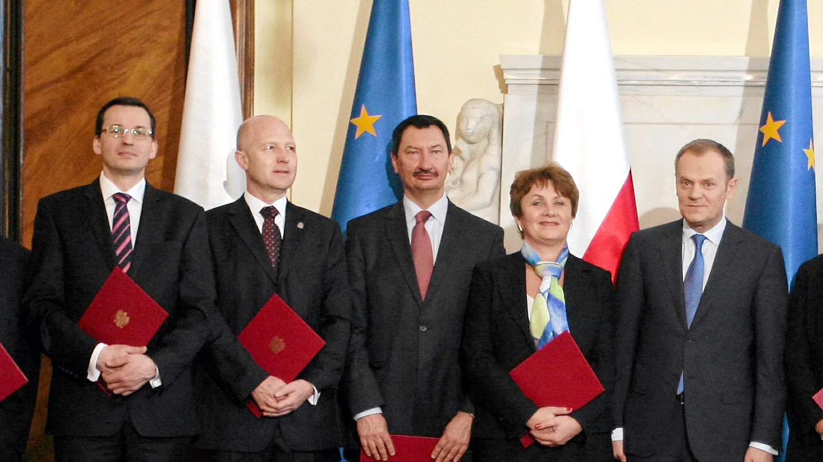 Mateusz Morawiecki został doradcą gospodarczym Donalda Tuska tuż przed katastrofą smoleńską. Z Rady Gospodarczej rządu PO-PSL odszedł w 2012 roku.